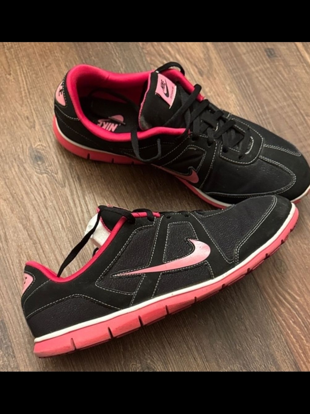 Nike Women's Black and Pink Low-Profile Athletic Shoes